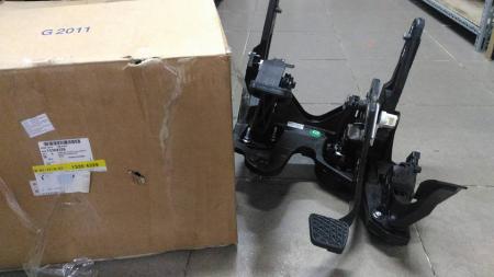 BÀN ĐẠP CHÂN GA CHVROLET CRUZE 13354329 CHÍNH HÃNG