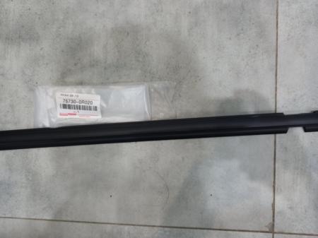 NẸP CHÂN KÍNH NGOÀI CÁNH CỬA TOYOTA RAV4 757300R020 GIÁ RẺ