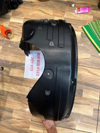 CHẮN BÙN LÒNG DÈ HỐC LỐP TRƯỚC PHẢI VIINFAST VF5  BEX73040005AB CHÍNH HÃNG