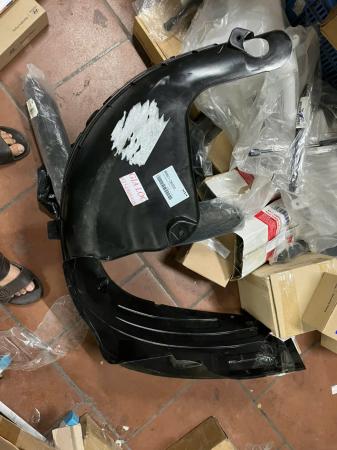 CHẮN BÙN LÒNG DÈ SAU KIA SELTOS 86811Q6000 2022 ĐỜI MỚI CHÍNH HÃNG