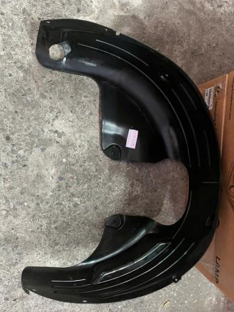 CHẮN BÙN LÒNG DÈ SAU KIA SELTOS 86811Q6000 2022 ĐỜI MỚI CHÍNH HÃNG